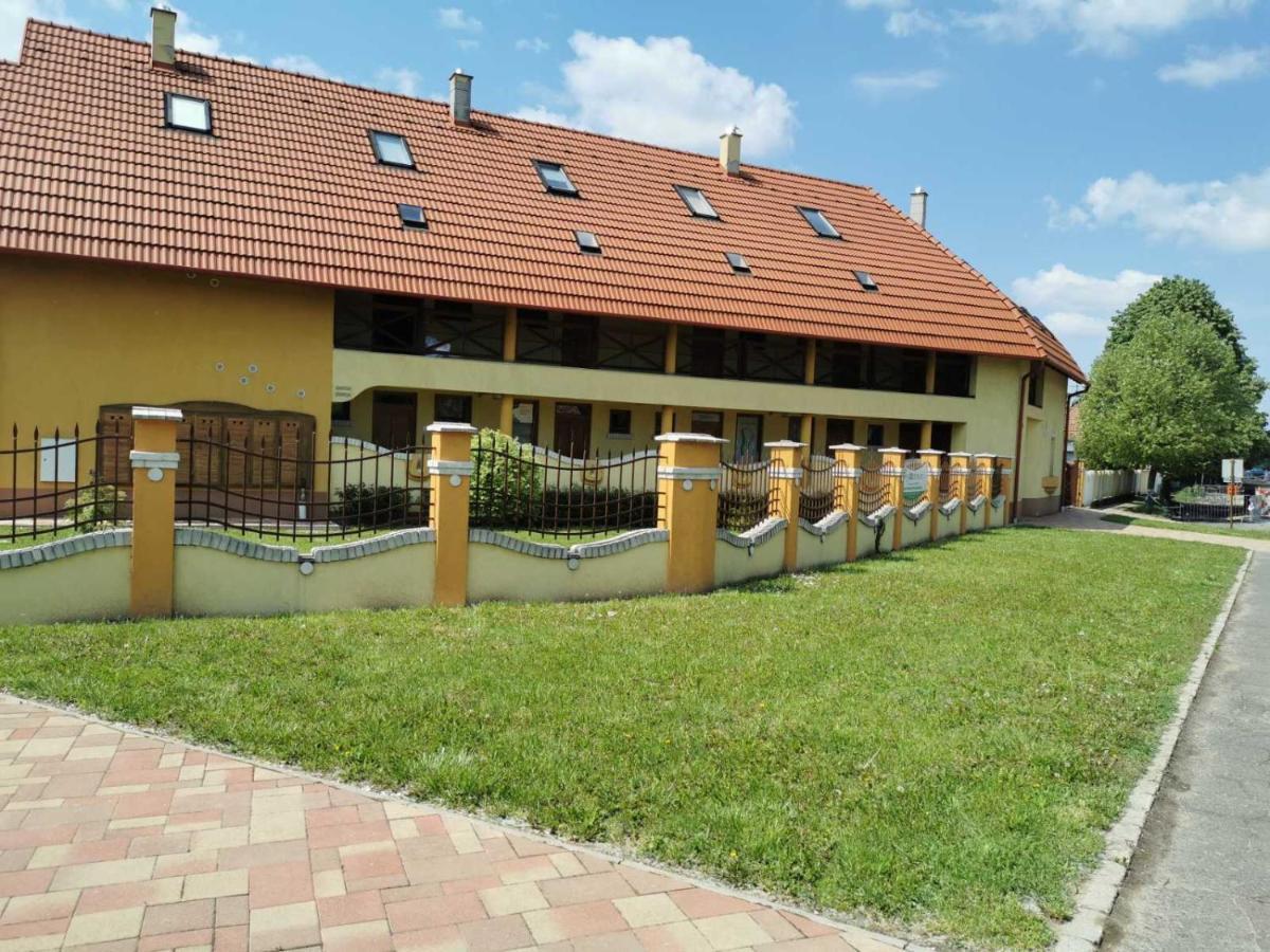Tiborc Apartman Gyula Luaran gambar